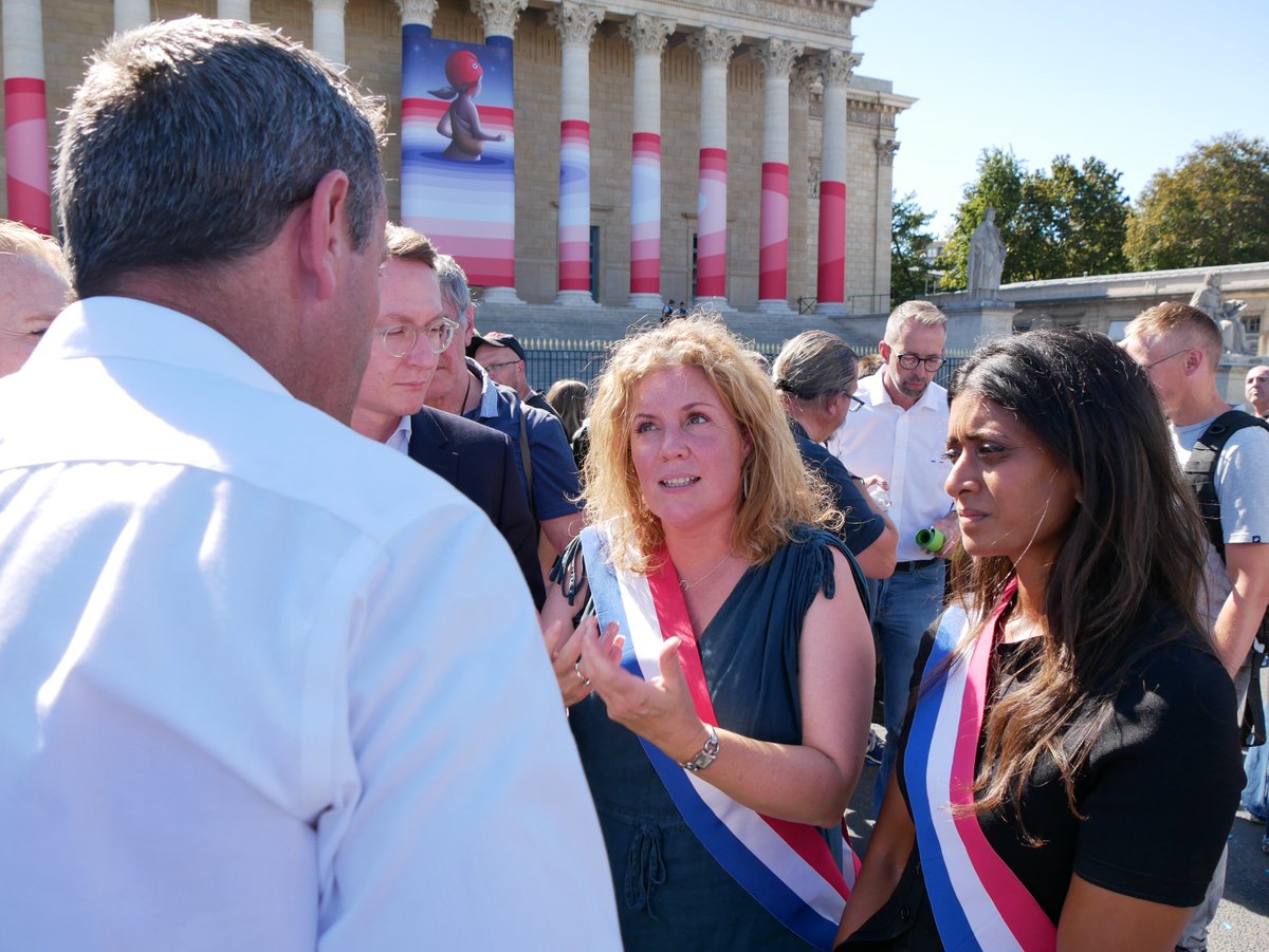 VSpillebout's tweet photo. 👮‍♂️ Aux côtés de mes collègues @DeputesEnsemble, je suis allée soutenir les forces de l’ordre mobilisées devant l’Assemblée nationale.

Leurs attentes sont claires : davantage de moyens pour enquêter, des outils modernisés, un meilleur traitement des plaintes, des métiers plus attractifs et une juste reconnaissance de leur engagement, notamment à travers les salaires et les primes de risque.

Des sujets très concrets sur lesquels nous serons pleinement mobilisés lors de l’examen du prochain budget.