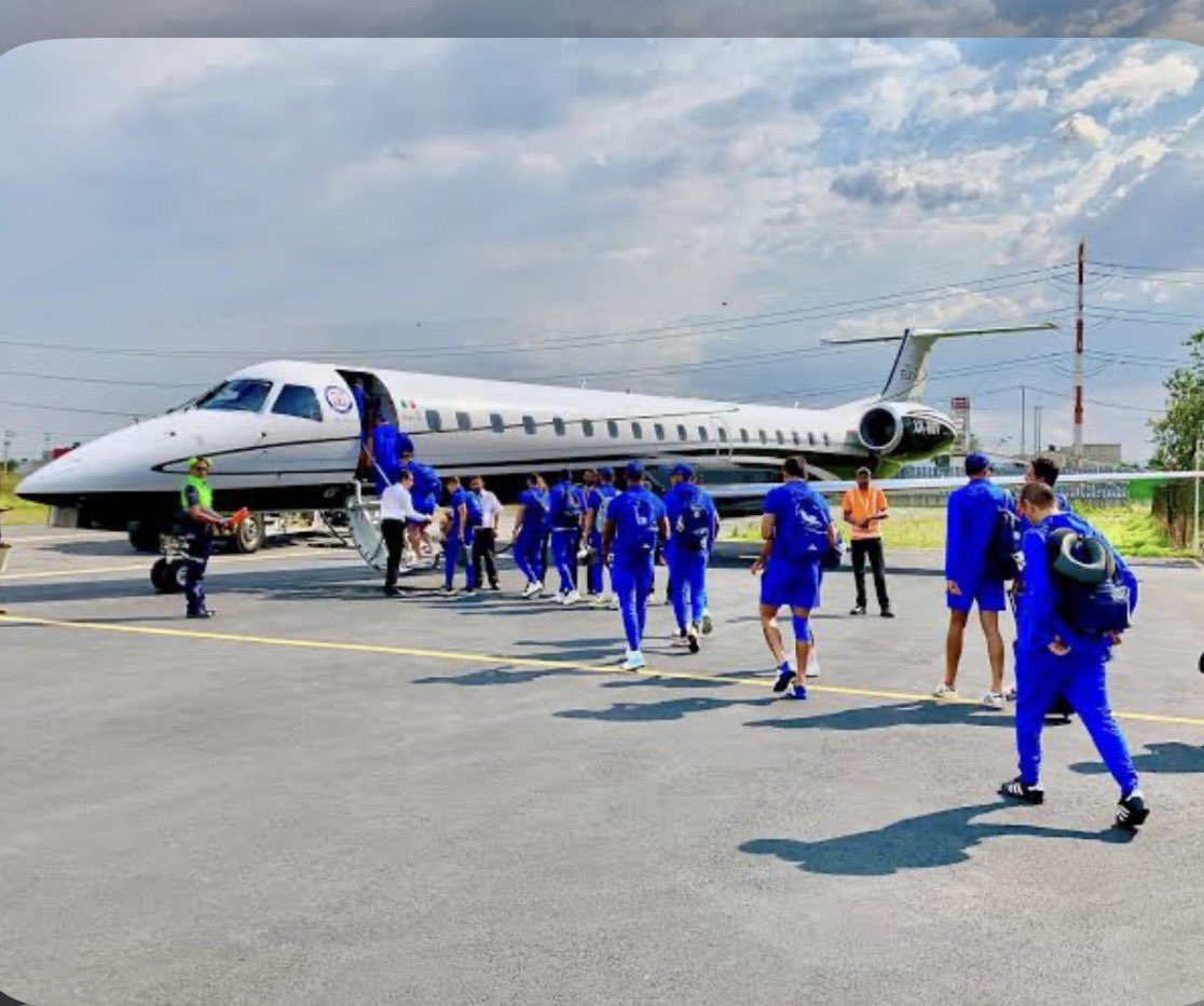 ccaballero10's tweet photo. ✈️✈️✈️✈️🌴🌴🌴🌴

Cruz Azul saldrá al medio día de CDMX… 

entrenará por la tarde noche en Miami, tendrá solo una práctica antes de la campeones Cup https://t.co/Dat6xRFMzy