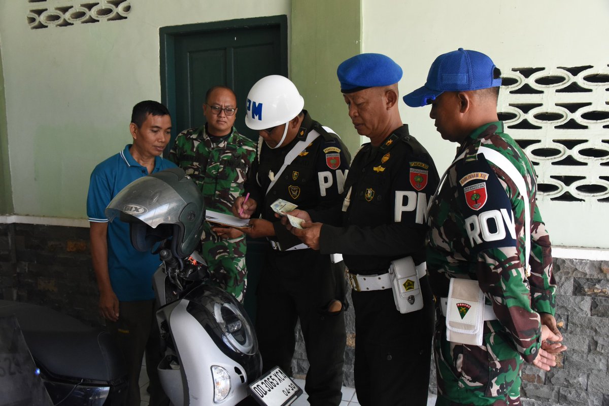 Hubdamxiv's tweet photo. Makassar, Selasa 15 September 2026 - Komlekdam XIV/Hasanuddin berkolaborasi dengan Pomdam XIV/Hasanuddin melaksanakan kegiatan pemeriksaan kendaraan bermotor roda dua dan roda empat.
Pemeriksaan meliputi kelengkapan fisik kendaraan dan kelengkapan surat-surat kendaraan bermotor. https://t.co/Ss9oIvRE0l