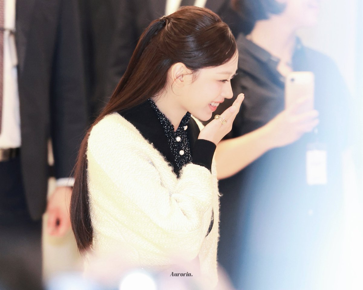 withhaerin0515's tweet photo. All we need to know is that hr is happy to see fans showing up to support her. That smile is genuine. https://t.co/LXOWikWXYP