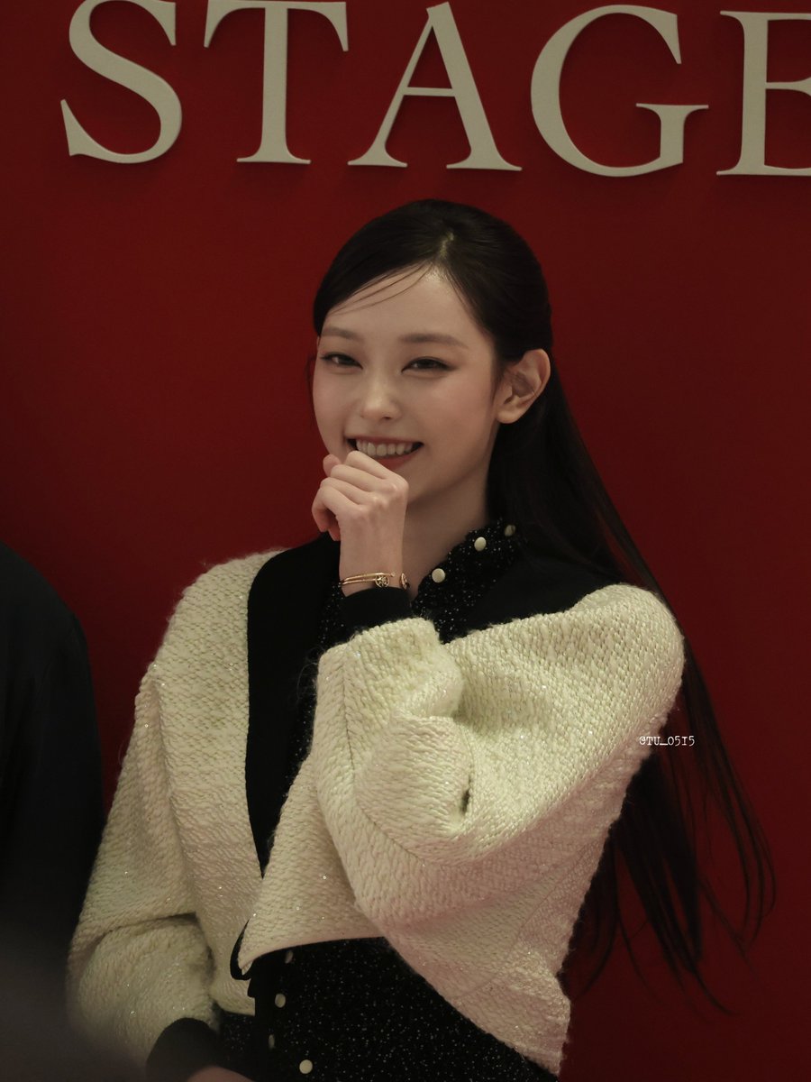 withhaerin0515's tweet photo. All we need to know is that hr is happy to see fans showing up to support her. That smile is genuine. https://t.co/LXOWikWXYP