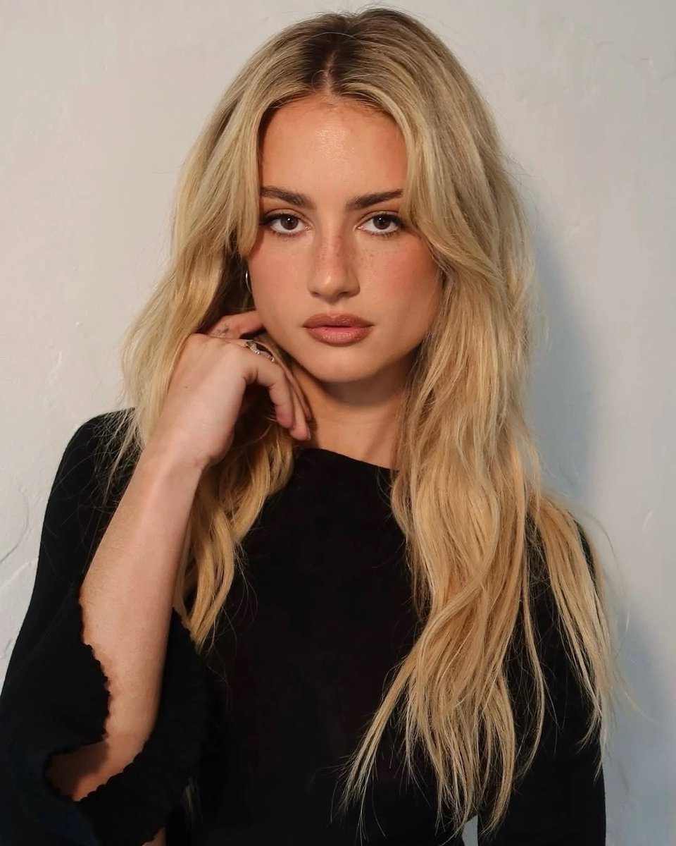 vanpattenfiles's tweet photo. grace van patten is so stunning with every color’s hair https://t.co/7RfxUlDNrE