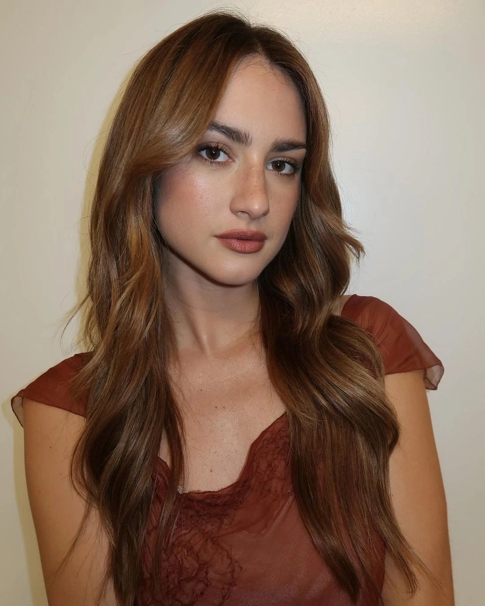 vanpattenfiles's tweet photo. grace van patten is so stunning with every color’s hair https://t.co/7RfxUlDNrE