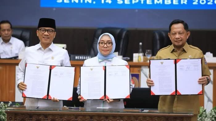 AsbalIbrahim's tweet photo. SKB 3 MENTERI, Menteri Desa PDT Yandri Susanto,  Mendagri Muh. Tito Karnavian, Menteri PPPA Arifatul Choiri Fauzi Dorong Perempuan Jadi Subjek Pembangunan
#KemendesPDT
#BangunDesaBangunIndonesia
#BPSDMKemendesPDT https://t.co/7UTX0xi4xR