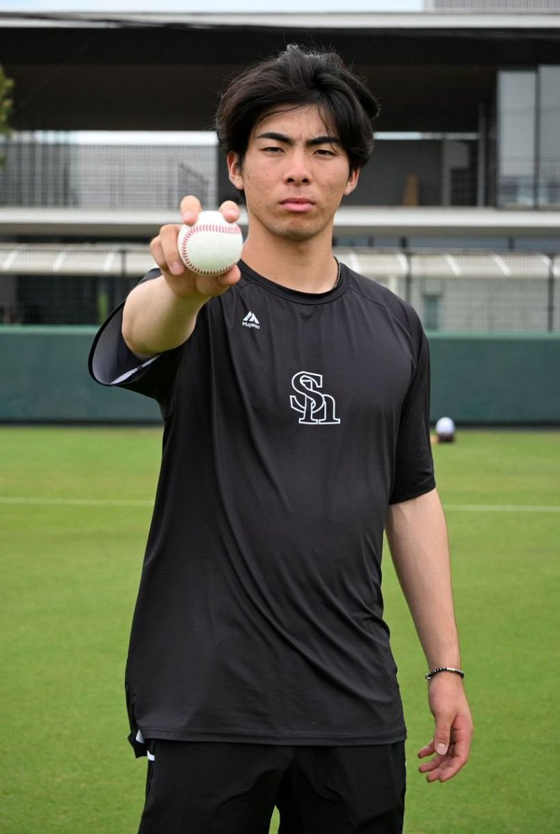 Awakend_Citizen's tweet photo. 【ソフトバンク19歳ドラ1、暴行疑惑に新証言】

7月4日、村上泰斗投手が破局翌日の元交際相手宅へ、返していなかった合鍵を使って入室したとされる

室内にいた友人男性に、

「道、歩けんくするぞ」
「お前、殺すぞ」

台所から包丁を持ち出し、部屋の隅へ追い詰めた後、首を絞め、顔面や頭部を何度も殴ったとの告発

男性は抵抗せず、元交際相手が村上を止めようとして負傷

男性は「当日の帰宅方法を覚えていない」「2日間ほど記憶が曖昧」「2カ月後もアザと痛みが残っている」と証言

元交際相手は福岡県警に被害届を提出し、警察は傷害罪として捜査を進めているとされる

その約1カ月後の8月15日、村上は楽天戦で1軍初登板、3者連続三振の鮮烈デビュー

9月2日に文春が暴行疑惑と別の元交際相手との中絶トラブルを報道

球団は「当事者間で認識が異なる事項もあり、本人が代理人弁護士を通じて対応している」と説明

そして9月15日、被害を訴える男性本人が詳細を告発

球団はこの件を、いつ、どこまで把握していたのか
#sbhawks