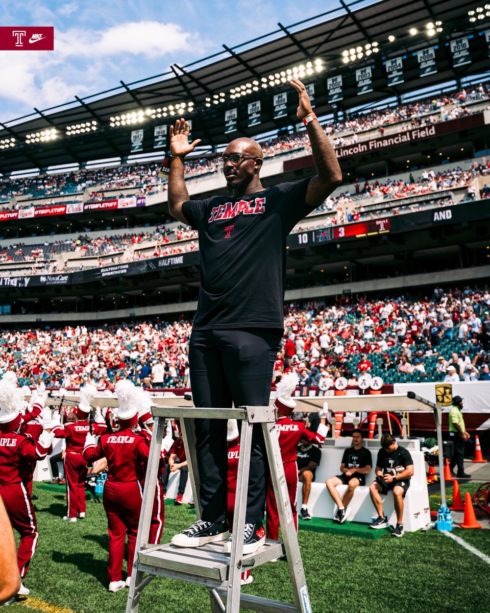 Temple_FB's tweet photo. Awesome to have the 2016 American Conference Championship Team back at 🏡 this past Saturday.

Forever one of us! 🦉

#TempleTUFF https://t.co/SSSGMReQAA