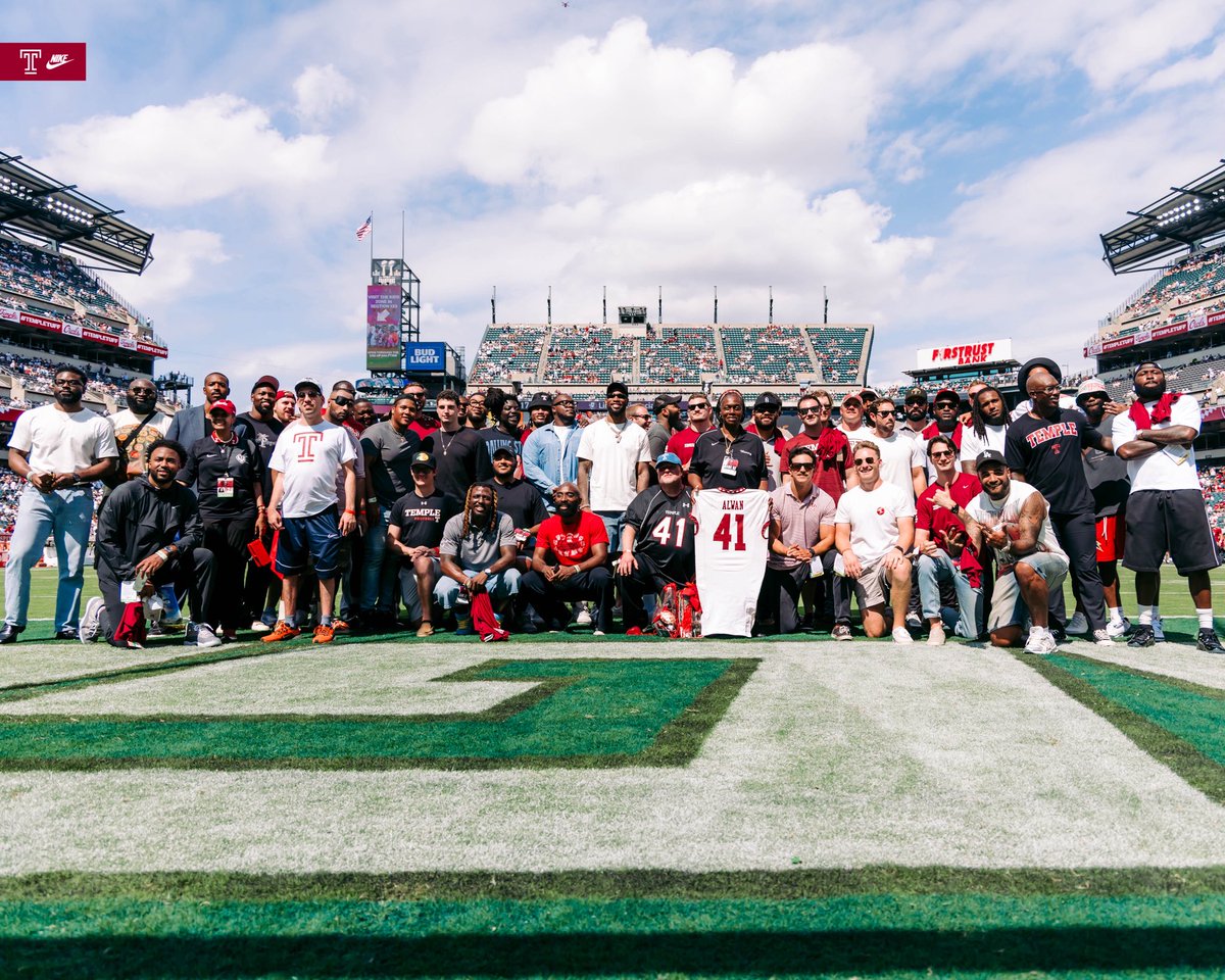 Temple_FB's tweet photo. Awesome to have the 2016 American Conference Championship Team back at 🏡 this past Saturday.

Forever one of us! 🦉

#TempleTUFF https://t.co/SSSGMReQAA
