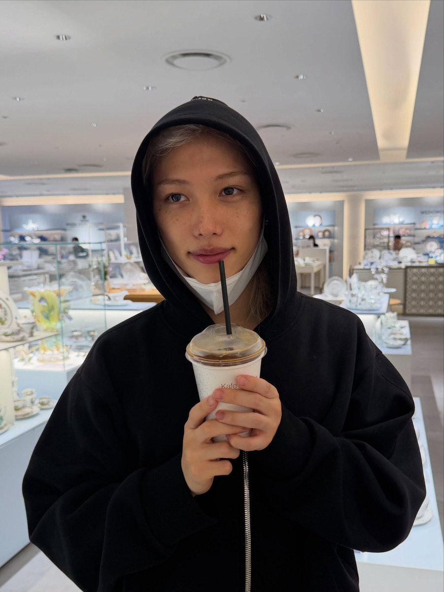spearhyunnie2's tweet photo. FELIX'S MOM POSTED THESE PHOTOS OF FELIX! https://t.co/rPJ0qFY4Tg