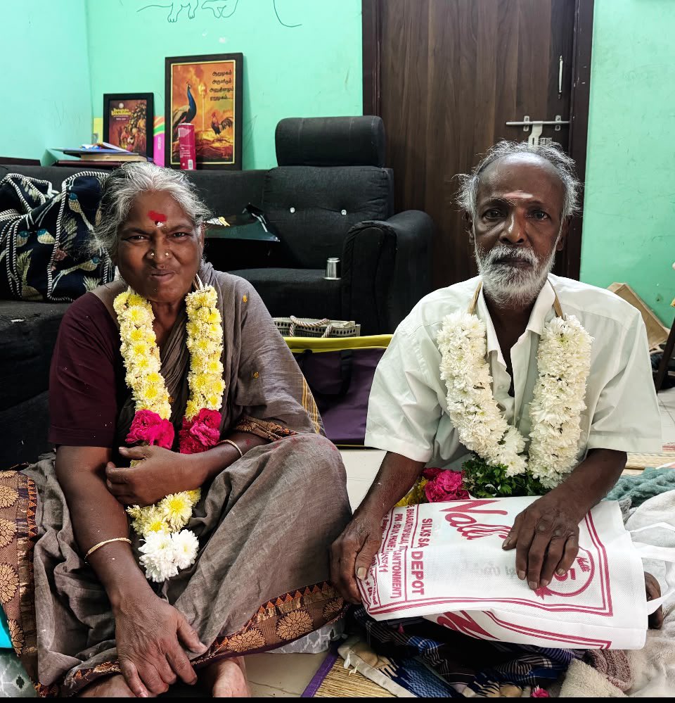 erasaravanan's tweet photo. தந்தையை இழந்தவர்களுக்குத் தந்தை நிகர் மாமனார் கிடைப்பது வரம். என் மாமனார் எனக்கு அந்த வகைக் கொடுப்பினை. “யப்பா…” என அவர் என்னை அழைக்கும்போது உயிர் உருகும். என் மனைவிக்கும் எனக்கும் பிரச்னை வந்தால் எப்போதுமே என் பக்கம்தான் நிற்பார். எல்லோர் மீதும் பேரன்பு காட்டுகிற மனிதர். 

சில வருடங்களுக்கு முன் காலில் ஒரு பாதிப்பு ஏற்பட்டு கேன்சராக மாறி முழங்காலுக்குக் கீழ் எடுக்க வேண்டிய சூழல். நிலைமையை மருத்துவர்கள் எங்களுக்குச் சொல்ல, மாமாவிடம் எப்படி அதனைச் சொல்வது எனத் தத்தளித்தோம். ஒருகட்டத்தில் அவருக்கே தெரியவர, அத்தனை காலம் தன்னைத் தூக்கிச் சுமந்த காலை இரு கைகளாலும் பிடித்துக்கொண்டார். விரல்களுக்குச் சொடக்கு எடுத்தார். இனி இந்தக் கால் நம் உடம்பில் இருக்காது என்பதை யார் மனம்தான் ஏற்கும்? “கவலைப்படாதீங்க மாமா… செயற்கைக் கால் வைச்சுக்கலாம்” என்றேன். நிமிர்ந்தவர், லேசாகச் சிரித்தார். “கால் போனா என்ன கை போனா என்ன? நீங்க இருக்கிறப்ப எனக்கென்னப்பா கவலை…” என்றார். அறுவை சிகிச்சை முடிந்து செயற்கைக் கால் மாட்டியதும் பழைய உற்சாகத்திற்குச் சட்டென மாறிக் கொண்டார். எதையும் இழப்பெனக் கருதாத அந்த மனநிலை என்னை எப்போதுமே வியக்க வைக்கும். 

வயது முதிர்வால் அவ்வப்போது மருத்துவமனை அல்லாட்டாங்கள்… ஆனாலும் எதையும் அவஸ்தையாகக் காட்டிக் கொள்ளாமல், அத்தையை மட்டுமே அழைத்துக்கொண்டு மருத்துவமனைக்குப் போய் வருவார். யாரையும் சிரமப்படுத்திவிடக் கூடாது என்பதில் இருவருமே அவ்வளவு கவனமானவர்கள்.

அத்தை, என் அப்பாவின் உடன்பிறந்த தங்கை. மரியாதை நிமித்தம் இன்று வரை அத்தையும் நானும் பேசிக் கொண்டதில்லை. நிமிர்ந்துகூடப் பார்த்ததில்லை. “தம்பி பொறந்தப்ப மொத ஆளா நாந்தான் கைநீட்டி வாங்கினேன். ஆம்பளை புள்ளைன்னு தெரிஞ்ச உடனே பரவசத்துல நர்ஸ் கையில் அம்பது ரூபா காசு கொடுத்தேன். தம்பியே எனக்கு மருமகனா வரும்னு நினைச்சதே இல்ல…” என அவ்வப்போது நெகிழ்வார் அத்தை. தீவிர வாசிப்பாளர். எப்போதும் ஏதாவது ஒரு புத்தகம் கையில் இருக்கும். இவருடைய வாசிப்புப் பழக்கம்தான் வம்சாவழியாய் எனக்கும் வந்திருக்குமோ என்னவோ…

தாய் நிகர் அத்தைக்கும் தந்தை நிகர் மாமாவுக்கும் நேற்று திருமண நாள். மிக எளிமையாகக் கொண்டாடி வாழ்த்து பெற்றோம். எளிய புன்னகையில் நிறைந்திருக்கிறது 49 வருட இணை வாழ்வு!