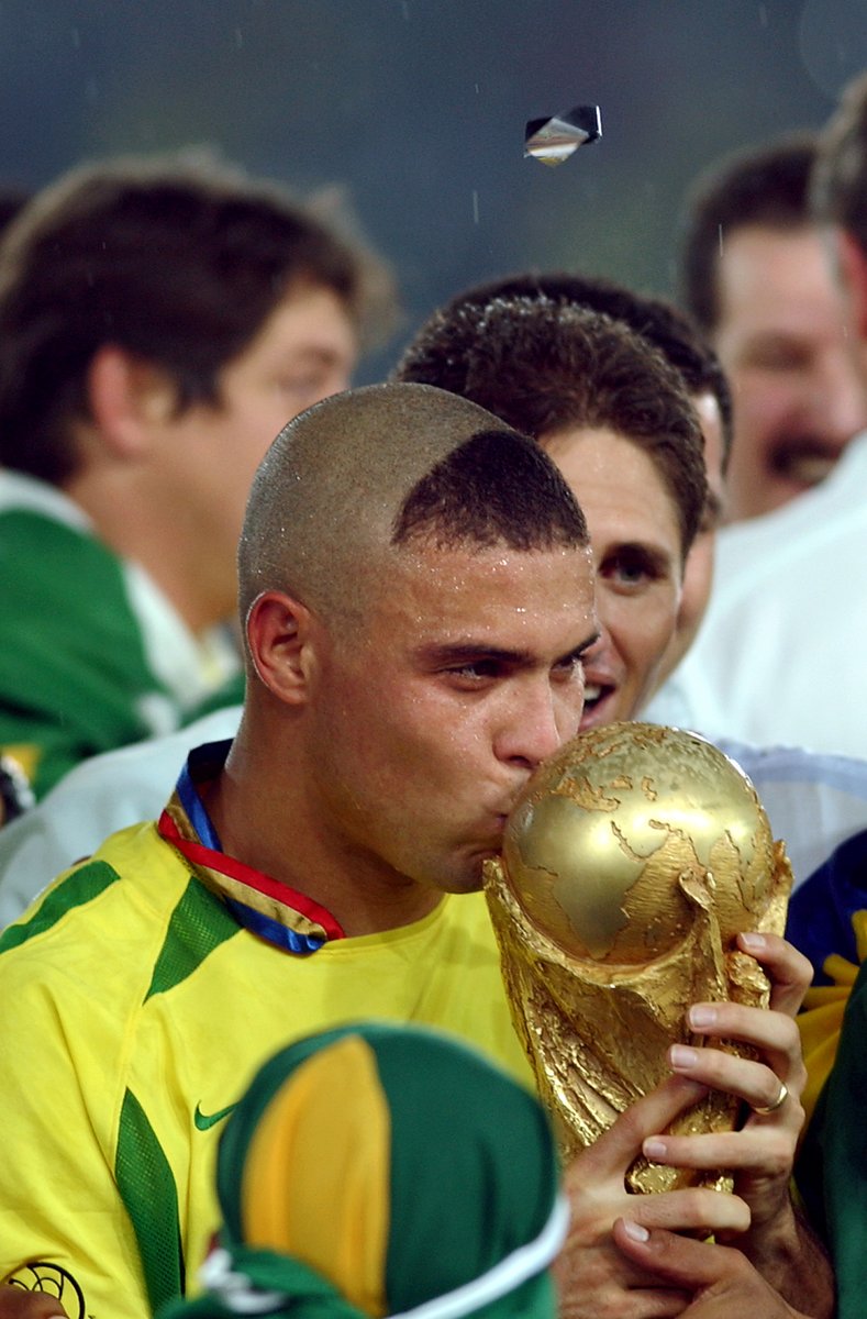 Footballtweet's tweet photo. 🇧🇷 Happy birthday to O Fenômeno - Ronaldo Nazário - who turns 50-years-old today:

▪️ 616 games
▪️ 414 goals
🏆🏆 La Liga
🏆🏆 Supercopa
🏆🏆 World Cup
🏆 Copa del Rey
🏆 UEFA Cup
🥇🥇🥇 FIFA World POTY
🥇🥇 Ballon d’Or

✅ Real Madrid Hall of Fame
✅ Inter Hall of Fame https://t.co/dxH42EwIuc