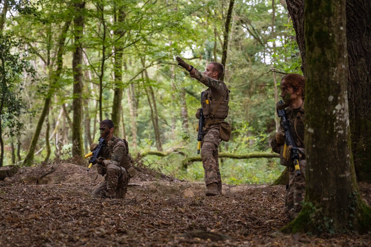 SaintCyrCoet's tweet photo. [Premiers pas sur le terrain]

Initiation à la vie en campagne au Bois du Loup pour l’ESM.🐺
Progresser, désigner un objectif,... un apprentissage des actes élémentaires du combattant qui pose un jalon vers leur futur rôle de chefs.🪖

#PrepaOps https://t.co/CBo2IgYUyz