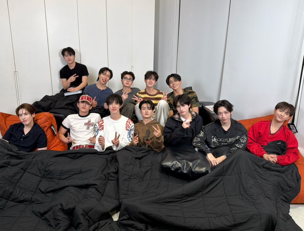 BUS_SONRAY's tweet photo. BUS LIVE ! ❤️‍🔥 
มาพูดมาพูดคุยกันก่อนไปฟังเพลงในอัลบั้ม 2 ‘HOPEFULLY IT LEADS SOMEWHERE’ 🧳✨ของพวกเรา แบบเต็ม ๆ 9 เพลงทั้งอัลบั้ม ✨

-

BUS LIVE! ❤️‍🔥
Join us for a chat before the journey with BUS ‘HOPEFULLY IT LEADS SOMEWHERE’ 🧳✨
and get ready to dive into all 9 songs from our second album!

🔗: https://t.co/FBkwR8bn4R

#HOPEFULLYITLEADSSOMEWHERE
#BUS_TheSecondAlbum
#BUSbecauseofyouishine
#SONRAYMUSIC