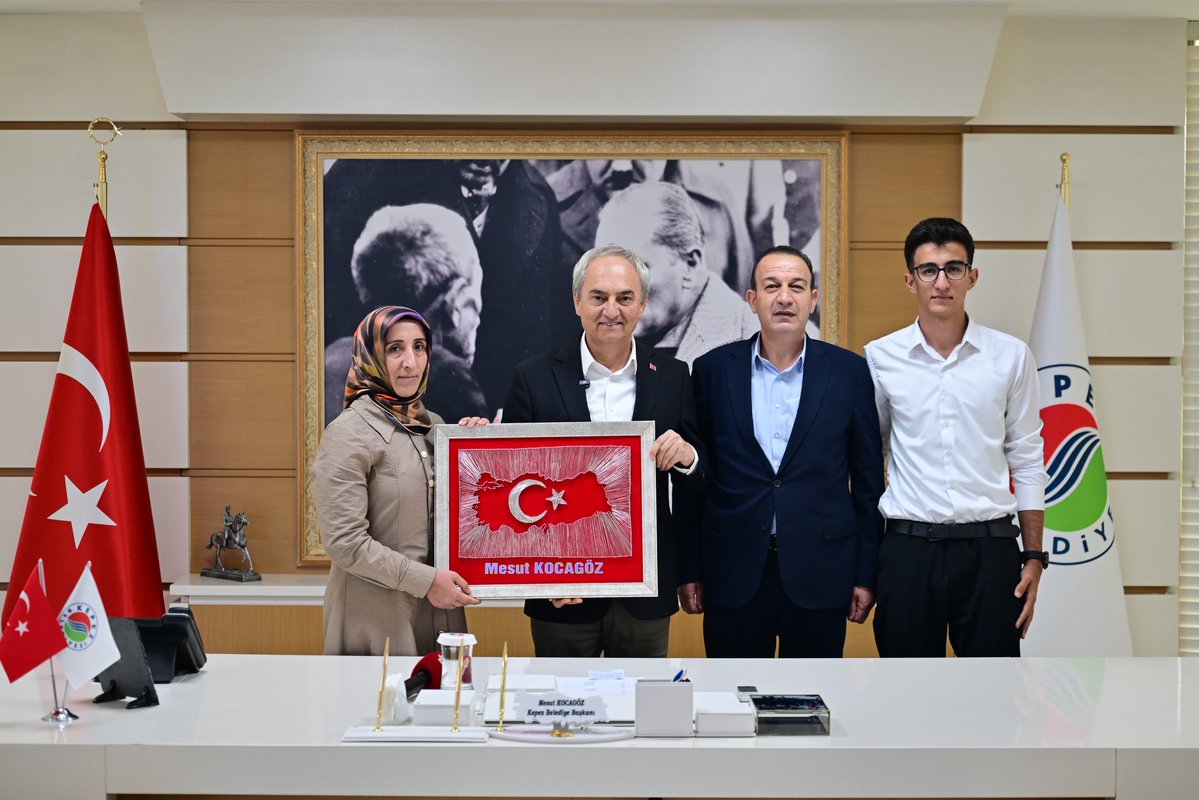 mesutkocagoztr's tweet photo. YKS’de Türkiye 3.900’üncüsü olarak Gazi Üniversitesi Hukuk Fakültesi’ni kazanan, belediyemiz bünyesindeki Yasin Naci Ağaroğlu Etüt Merkezi öğrencimiz Serhat Bayram Toktaş’ı ve kıymetli ailesini belediyemizde ağırladık.

Azmi, emeği ve başarısıyla bizleri gururlandıran Serhat’a; nazik ziyareti ve anlamlı Türk Bayrağı hediyesi için teşekkür ediyorum.

Gençlerimizin hayallerine giden yolda her zaman yanlarında olmaya devam edeceğiz.

Yolun açık, başarıların daim olsun Serhat.