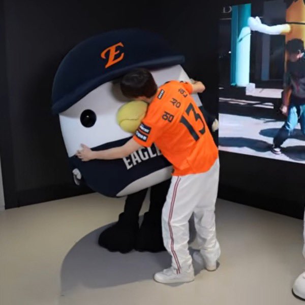 eomeot's tweet photo. 졸귀찌 https://t.co/ewJgVtSqaT