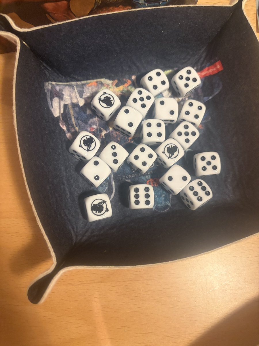 KarueK's tweet photo. FT書房「ヒューマンズ!ヒューマンズ!」「ターキーモンスターの侵略」GM。絶望的な状況!ノリは怪獣映画。PLさんに他のTRPGシステムとの遊び方の違いを掴んで貰える様心がけてマスタリング。
個性的なオリジナルNPCにシナリオ各所にユーモアを。
サイコロ🎲沢山ふれまーす! https://t.co/kkIsFNj0Cl