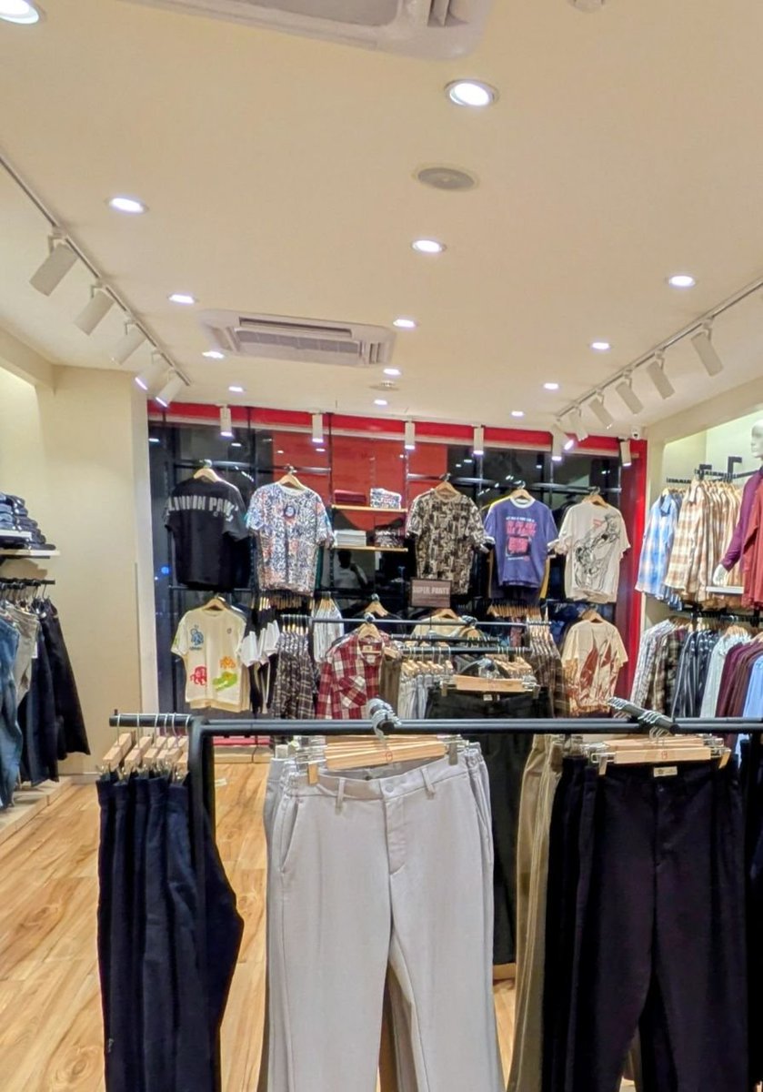 suraj_sloth's tweet photo. appreciation post for @thesouledstore sarjapur road branch. perfect house music and good transitions. at this point  you just need some good visuals and sound system to roll on a party. https://t.co/CbH7hauWOG
