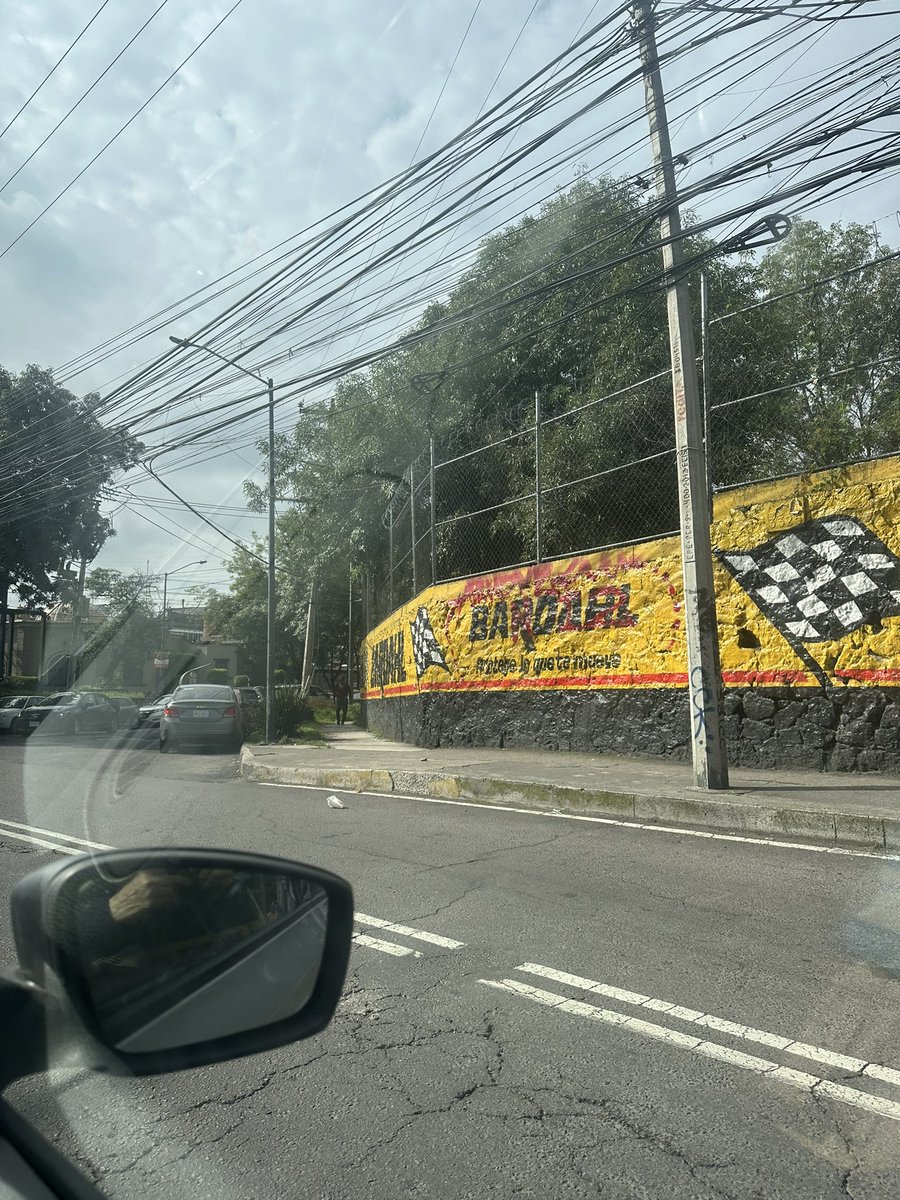 ciudadano_unido's tweet photo. ‼️‼️‼️📌📌 Jungla  de CABLEADO 📌📌‼️‼️‼️
🤬🤬⚠️⚠️día 120⚠️⚠️y contando🤬

‼️‼️HASTA CUANDO LAS AUTORIDADES HARAN RESPONDER A LAS CABLERAS ‼️ 

⚠️⚠️SANCIONEN CABLERAS IRRESPONSABLES ⚠️⚠️

Toda la #cdmx está en riesgo y la autoridad no puede seguir viendo para otro lado.

Hay cables colgando, enredados y abandonados por todas las calles. Son un peligro para peatones, automovilistas, ciclistas, trabajadores, adultos mayores y niños. No estamos hablando de un tema estético: estamos hablando de seguridad pública, protección civil y responsabilidad de las empresas.

📣📣📣Las responsables tienen nombre: #cableras, @TELMEXSoluciona , @CFEmx, @izzi_mx @Televisa @Azteca y demás prestadores que han dejado infraestructura tirada como si la vía pública fuera su bodega privada.

📣📣📣Se han anunciado Plataformas de denuncia, campañas de diputados con grupos de WhatsApp y hasta en @locatel_mx . ‼️‼️PERO QUE CREEN NINGÚN DE ESTAS SUGERENCIAS TOMA LA INFORMACIÓN ‼️
Sorprendentemente, ninguna plataforma resuelve el proceso hasta que se registre la información, otras no tienen ni la opción 🤬🤬frustrante 🤬🤬
➡️➡️Asi que sigamos denunciando aquí📌📌 

También hay una responsabilidad clara de la @AlcaldiaMHmx y todas las Alcaldías. 

El alcalde Mauricio Tabe anunció un convenio para retirar más de mil metros de cableado en la Escandón. ¿Y el resto de la Alcaldía ? ¿Por qué el programa se detuvo?

Llevamos más de 100 días pidiendo atención. Más de 1000 días advirtiendo un riesgo. Más de 100 días esperando una respuesta seria.

Si ya existe un convenio, que se aplique en toda la alcaldía. Si ya hay coordinación con empresas, que se convoque de inmediato. Si ya se pudo retirar cableado en Escandón, también se puede retirar en toda la ALCALDÍA 

Exigimos a Mauricio Tabe, a la Alcaldía Miguel Hidalgo, a CFE, Telmex, Izzi y cableras que retiren de inmediato el cableado abandonado, colgante o peligroso.

📣📣📣YA TIENEN FACULTADES POR LEY PARA OBLIGAR A LAS COMPAÑÍAS de CABLEADO a RECOGER SU MUGRERO 📣📣📣

No esperen a que ocurra un accidente para actuar.

La vía pública no es basurero de cables. Exigimos seguridad, orden y respuesta inmediata.

@lavozdepolanco @comitehc @cclomaschapulte @colonia_roma @SanenCoyoacan @copaco_san @EnCoapa_ @LomasVirreyes @ColHipodromo1 @CNocheBuenaBJ @irrigationassoc @VecinosLomas @VecinosSurRoma @Tlacopac_Campes @vecinosunidosmx @soytabacalera @LomasReforma @LomasVirreyes @vecinolomas25 @iuscue1 @JosefinaMacG @ursulacamba @haceraprender @Panchita701 @Americagil71 @VillaDeCortesBJ @VictriaL2025 @SissyCana @galovales @americagil  @Copalomas @NoReforma935 @Antonio_Carbia