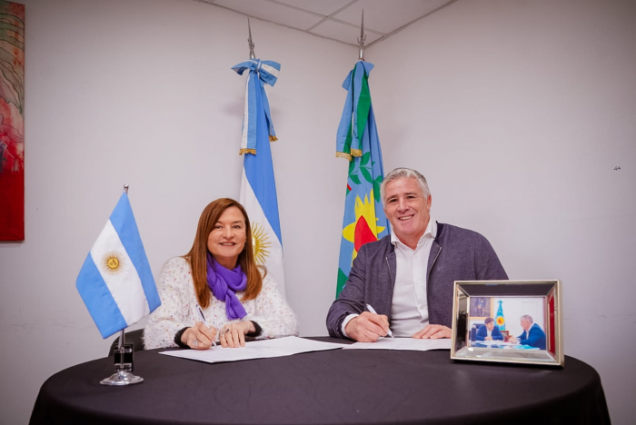 AgenciaComBA's tweet photo. 🫂Estela Díaz y Facundo Diz firmaron acuerdos para fortalecer las políticas de género en Navarro

https://t.co/b8QsV0Dqq3

@BAProvincia @FACUNDOIDIZ #MujeresyDiversidad #EstelaDiaz #HospitalMunicipalSanAntoniodePadua #ComBA #MunicipiosporlaIgualdad @EstelaEDiaz https://t.co/zgaz0GYS1T