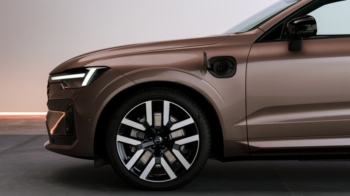 foroelectricos's tweet photo. El Volvo XC60 híbrido enchufable se renueva:

🔋 Batería de 37,9 kWh
🔌 200 km de autonomía 100% eléctrica
🤖 IA Google Gemini integrada
✨ Nuevo diseño exterior restyling

¿El híbrido enchufable definitivo? 👇

#Volvo #XC60 #CocheElectrico #PHEV https://t.co/60z5cXy8dk