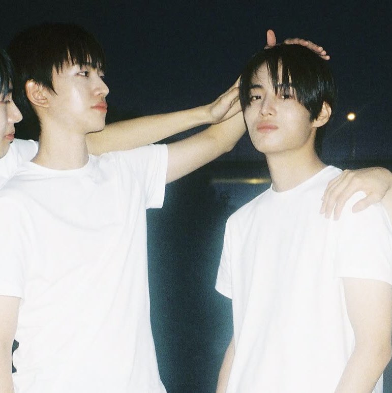 7H0lOF's tweet photo. 이게 민묭이고 청춘이얌ㅋㅋ https://t.co/adQB4UOx8D