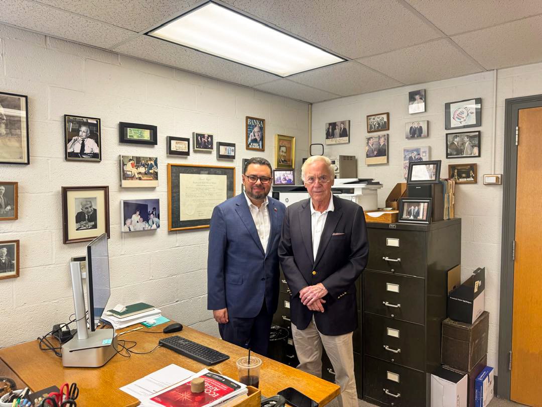 aecarri's tweet photo. 📌🇻🇪 ¡40 años de inestabilidad son suficientes!

Quiero informar que me reuní en la Universidad Johns Hopkins con el Prof. Steve Hanke @steve_hanke para conversar sobre la dolarización y diseñar una hoja de ruta realista para avanzar en nuestra propuesta formal.

Nuestro objetivo es claro: ¡Frenar la inflación definitivamente para proteger el salario, recuperar el crédito y atraer inversión! 🇻🇪📈🇺🇸

Queremos convertir nuestras palabras en acciones reales y concretas para el bolsillo de los venezolanos.