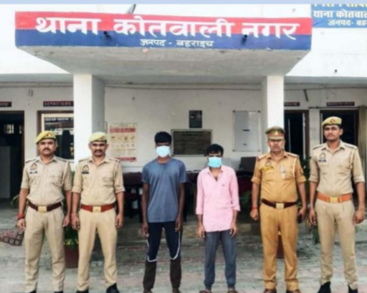 GlobalNewslndia's tweet photo. #बहराइच : कोतवाली नगर पुलिस की बड़ी कार्रवाई, 2 वारंटी चढ़े हत्थे। एसपी बहराइच के निर्देश पर चलाए जा रहे अभियान में प्रभारी कोतवाली नगर वृजेश कुमार मिश्र की टीम ने नाजिरपुरा से दो वारंटी अभियुक्तों को गिरफ्तार किया। न्यायालय रवाना किया गया।

#Bahraich #KotwaliNagar #UPPolice https://t.co/UorFB1rCbP