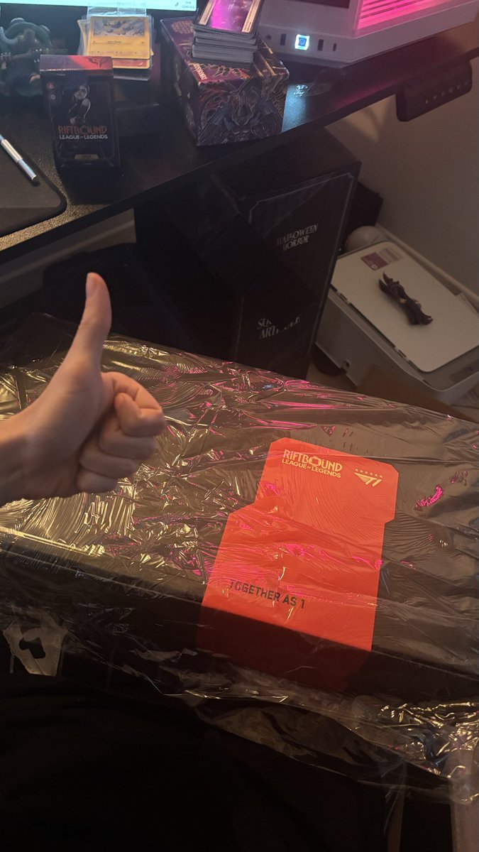 DylanvDraw's tweet photo. Hello j’ai reçu mon coffret Skt t1 riftbound ça intéresse quelqu’un pour l’acheter ? @Rhobalasv2 @ArmaTorlk @FlashShad0w @leobriantcg https://t.co/K6EvfKT80R