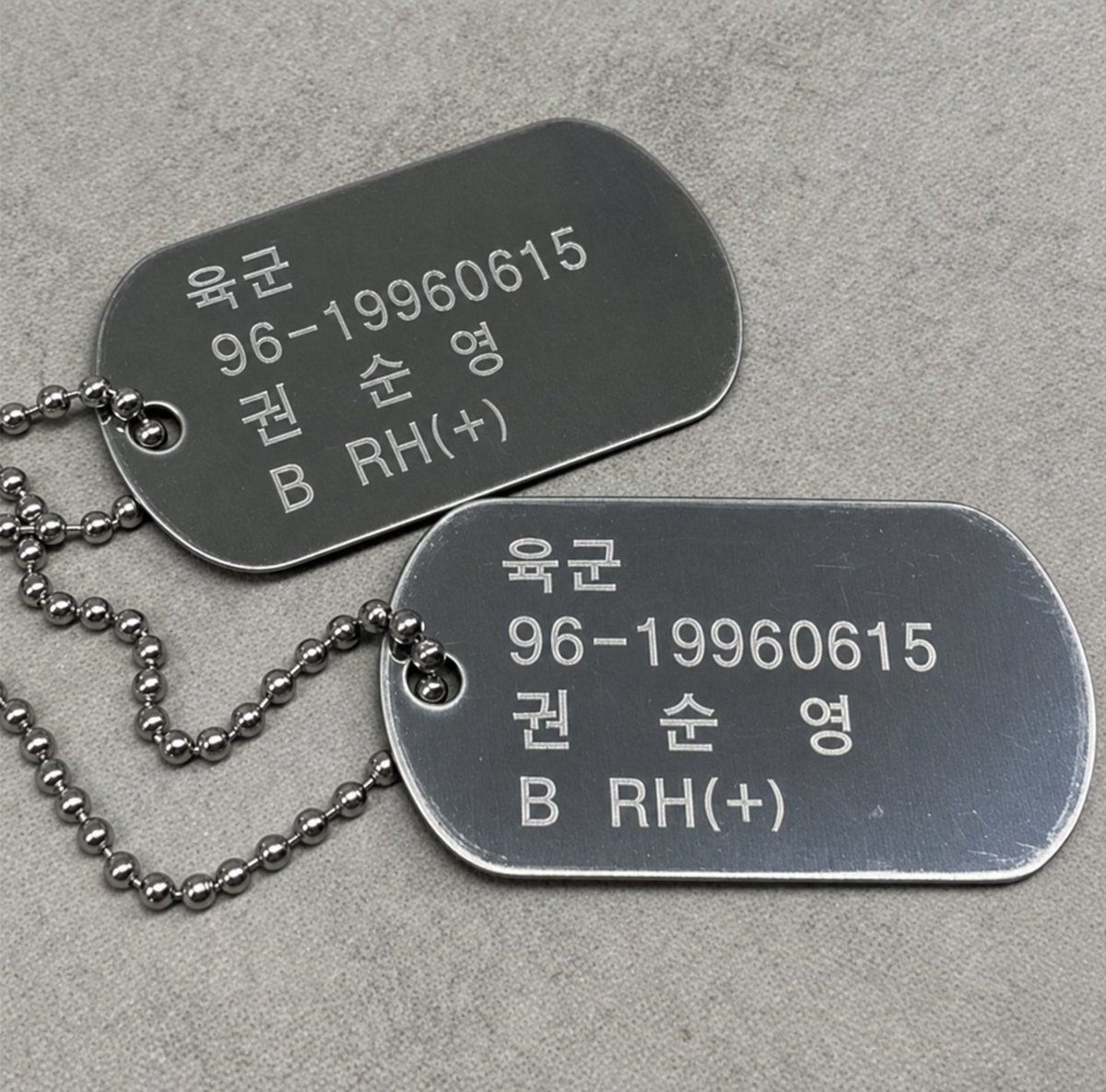 white_smoke_73's tweet photo. 호시×우지 복무일 365일 기념 군번줄 수요조사

호시와 우지의 복무일이 365일이 넘은 기념으로 군번줄을 제작할까 싶어 수요조사를 만들게 되었습니다.

📆 ~ 9/19 22:00
🔗https://t.co/v7FU7ZtpNE

꼭 구매하실 분들만 참여해주시길 바라며, 제작 확정 시 RT해주신 분들 중 2분을 추첨하여 택1 로 보내드립니다.

또한 제작 확정시 수익금의 절반을 6.25 참전용사분들께 기부할 예정입니다.