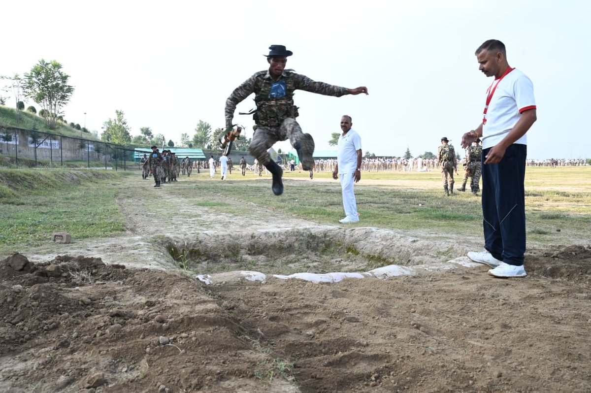 RTCSNRCRPF's tweet photo. Train Hard • Serve with Honour • Protect with Courage

#CRPF 
#RTCSrinagar
#ServiceAndLoyalty
#NationFirst
#Vandematram150
@crpfindia 
@CRPF_Trg_Sector https://t.co/SomMLX0oGG