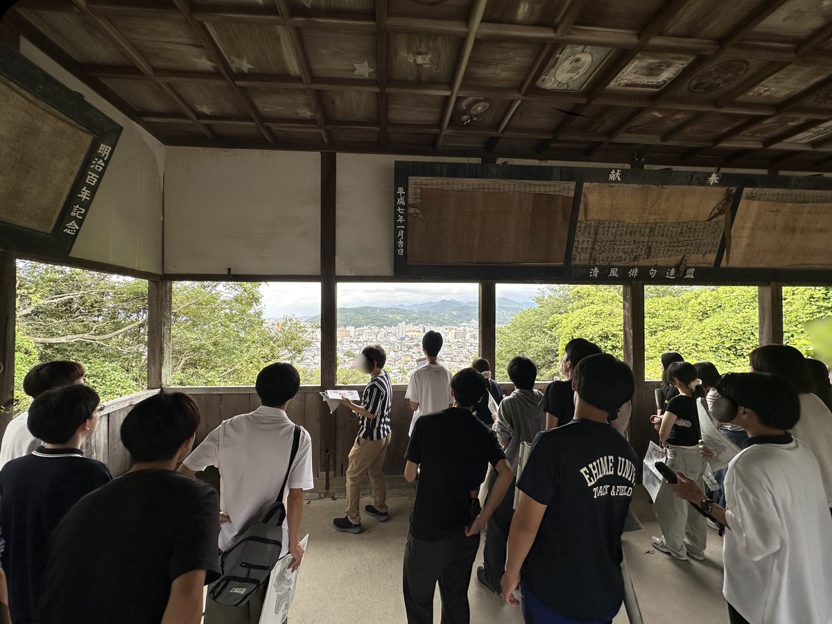 geography_ehime's tweet photo. 【鳴門巡検3】
巡検初日。あいにくの雨模様でしたが，鳴門教育大学の先生のご解説を受けながら，妙見山， #道の駅くるくるなると ，1番札所 #霊山寺 を巡りました。板東谷川の扇状地，断層を確認できました。明日からグループごとの現地調査です！ https://t.co/KGonDqZEMd