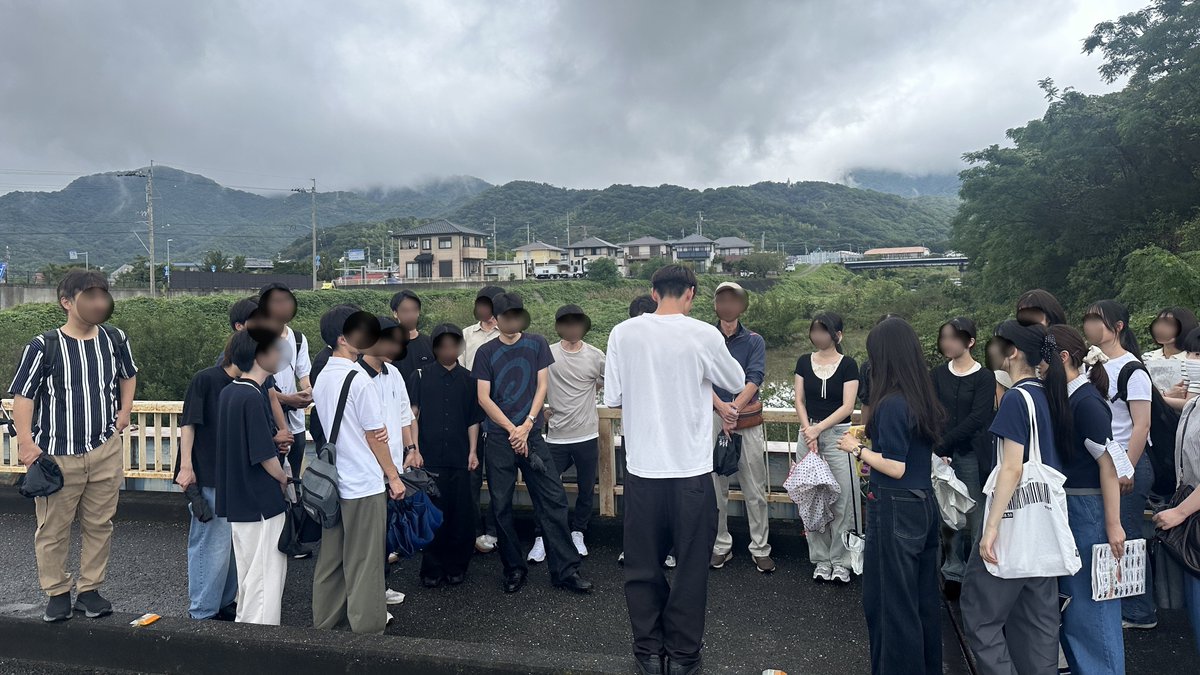 geography_ehime's tweet photo. 【鳴門巡検3】
巡検初日。あいにくの雨模様でしたが，鳴門教育大学の先生のご解説を受けながら，妙見山， #道の駅くるくるなると ，1番札所 #霊山寺 を巡りました。板東谷川の扇状地，断層を確認できました。明日からグループごとの現地調査です！ https://t.co/KGonDqZEMd