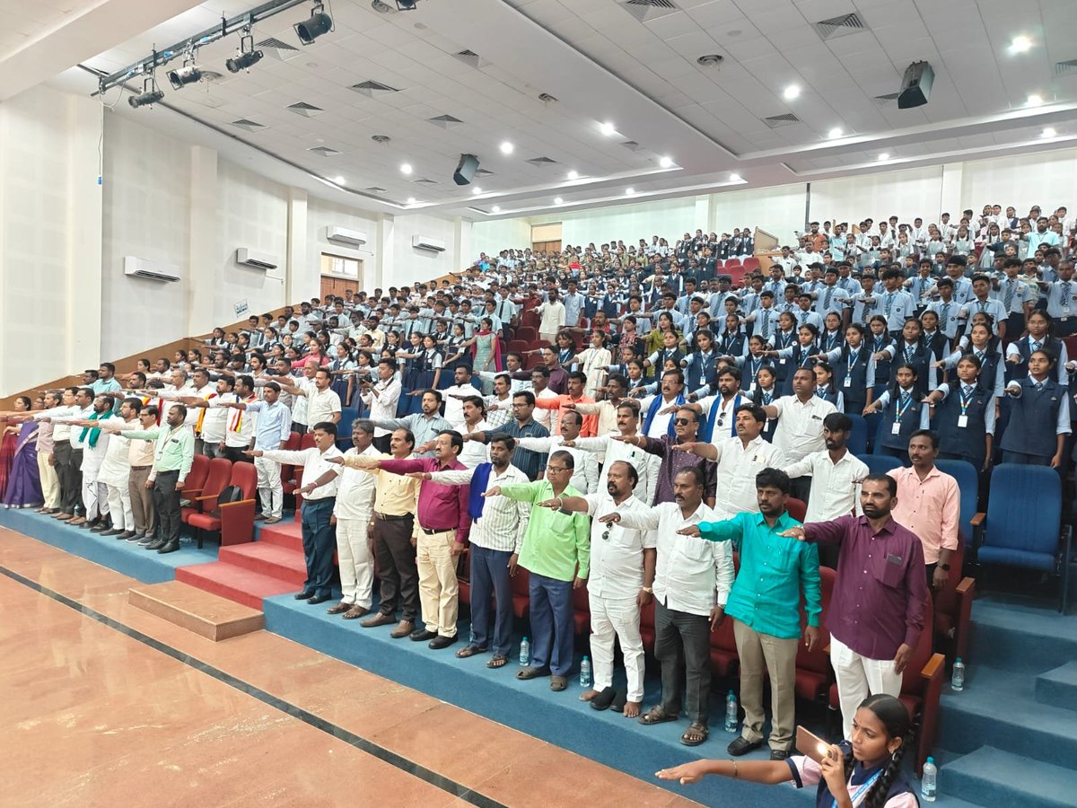 SWDGoK's tweet photo. ಅಂತಾರಾಷ್ಟ್ರೀಯ ಪ್ರಜಾಪ್ರಭುತ್ವ ದಿನ ಹಾಗೂ ಯುವ ಸಂಸತ್ ಕಾರ್ಯಕ್ರಮಕ್ಕೆ ಚಾಲನೆ 

​ಯಾದಗಿರಿಯಲ್ಲಿ ಆಯೋಜಿಸಲಾಗಿದ್ದ ಅಂತಾರಾಷ್ಟ್ರೀಯ ಪ್ರಜಾಪ್ರಭುತ್ವ ದಿನಾಚರಣೆ ಹಾಗೂ ಯುವ ಸಂಸತ್ ಕಾರ್ಯಕ್ರಮಕ್ಕೆ ಮಾನ್ಯ ಯಾದಗಿರಿ ಶಾಸಕರಾದ ಶ್ರೀ ಚನ್ನಾರೆಡ್ಡಿ ಪಾಟೀಲ್ ತುನ್ನೂರು ಅವರು ಚಾಲನೆ ನೀಡಿದರು.

​#DemocracyDay2026 #yadagiri https://t.co/yU1kCxcHjZ