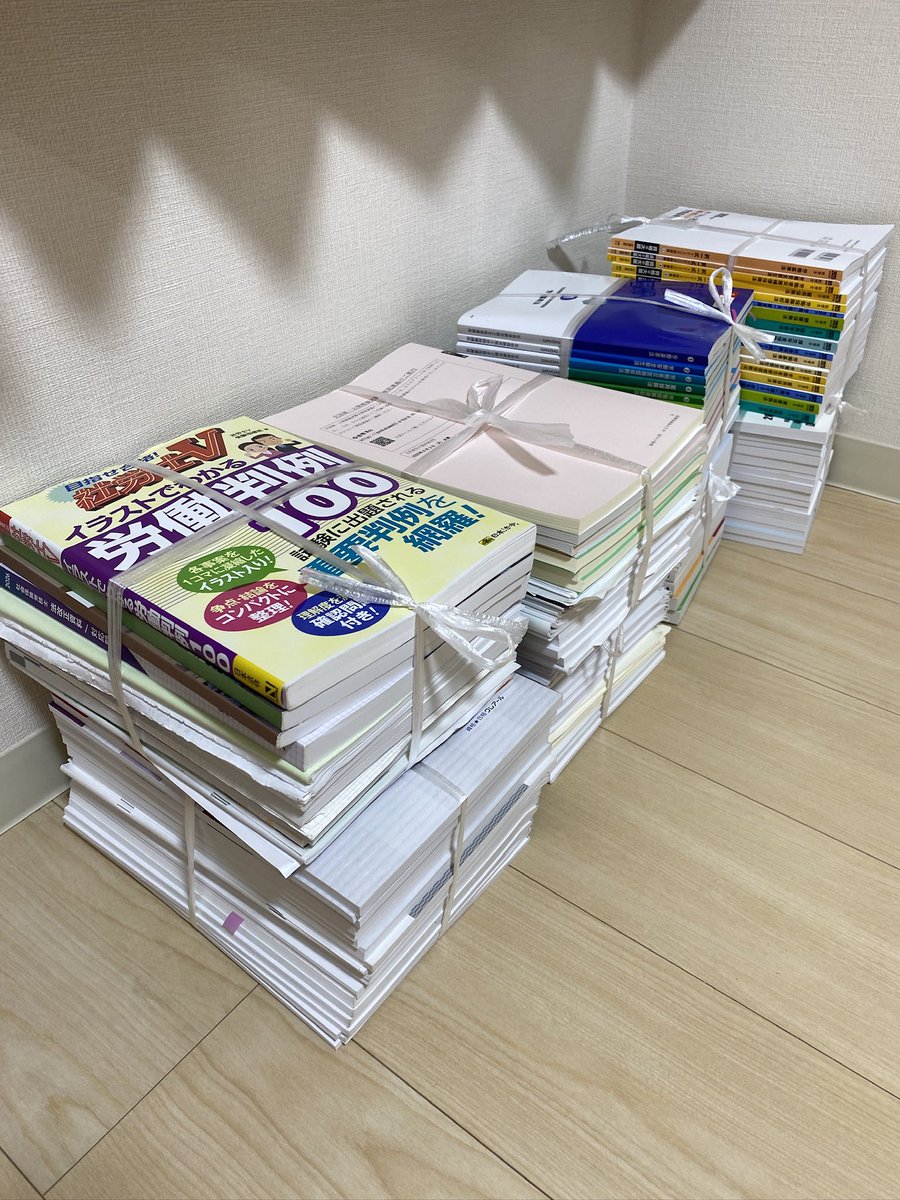 usamechno's tweet photo. 法改正あるけど一応2026年のテキストだけ残して古い教材と問題集は片付けた。今は社労士試験と全然関係ない本読んでる。新鮮だし気分転換によき。 https://t.co/YHzdp3d8eT