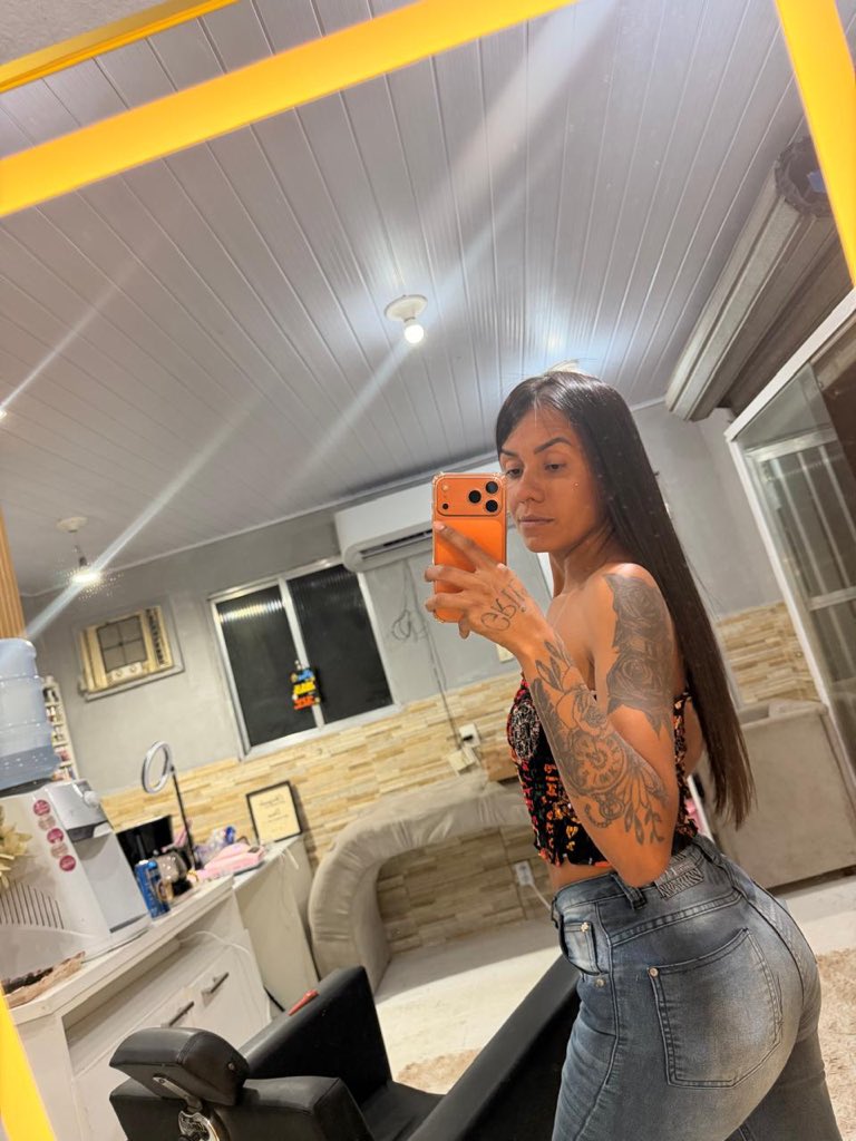 GiuliaSurtadaa's tweet photo. Igual vinho 🍷🙃🥰😘😛🥳🤪 https://t.co/Bi1vbTFDU4