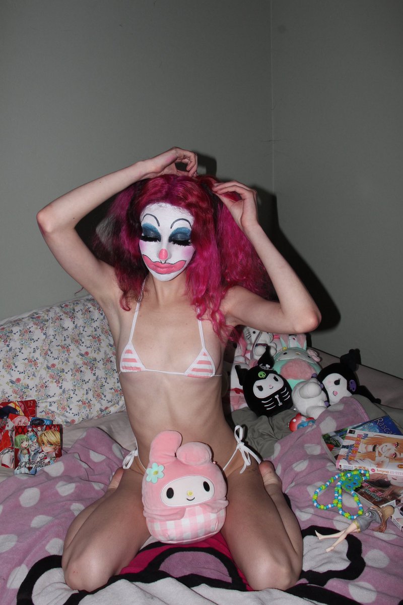 ayoshawty8's tweet photo. clown photoshoot 🌸 https://t.co/Mq5HD3hj1c
