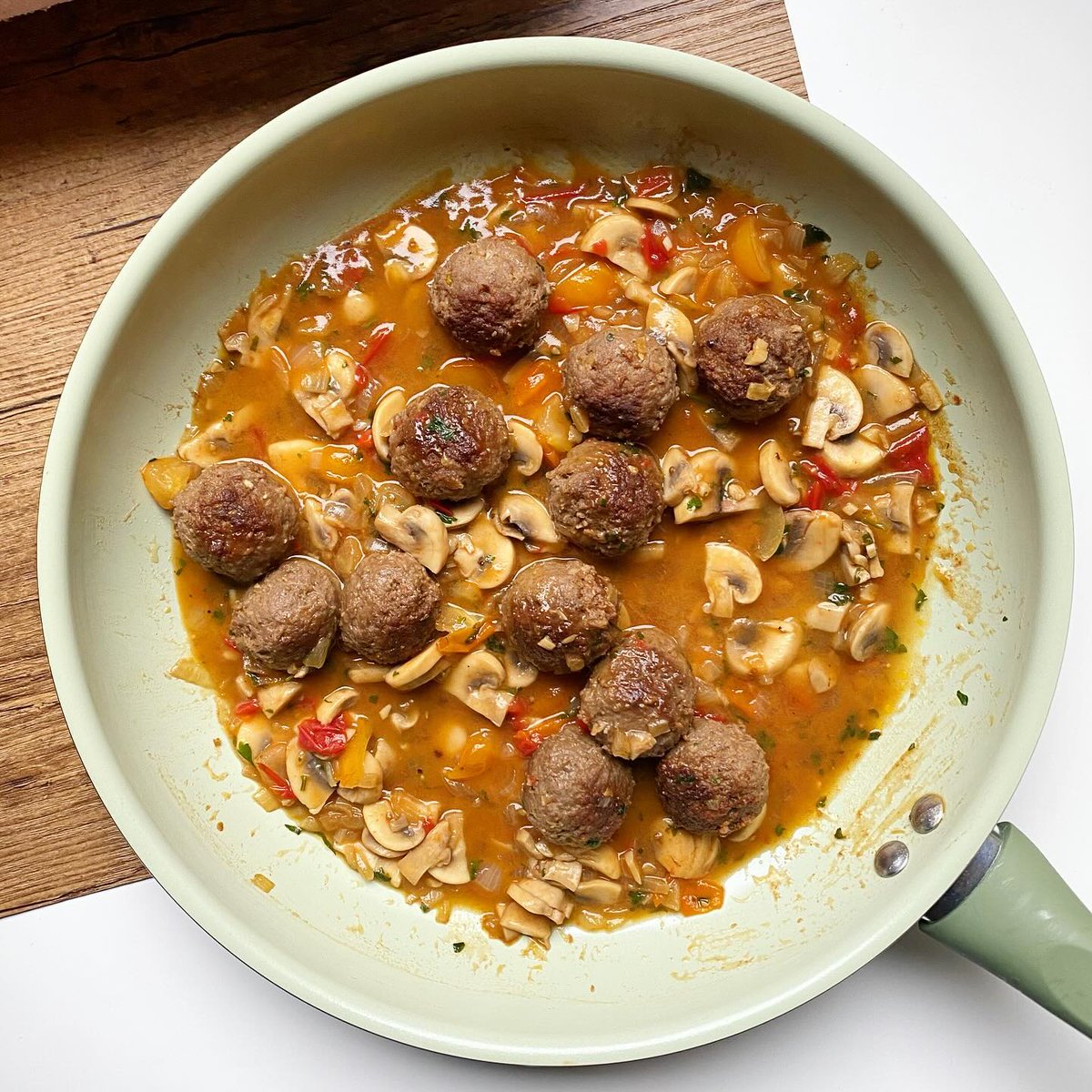 CarleneAndemda's tweet photo. My cheerful green GreenPan makes me so happy. Freshly bought and perfect for delicious meatballs with homemade gravy over steaming stamppot. What’s your favorite stamppot? I love them all. Yes, I’m a food blogger who photographs her pan straight https://t.co/c0JLvnWlkh