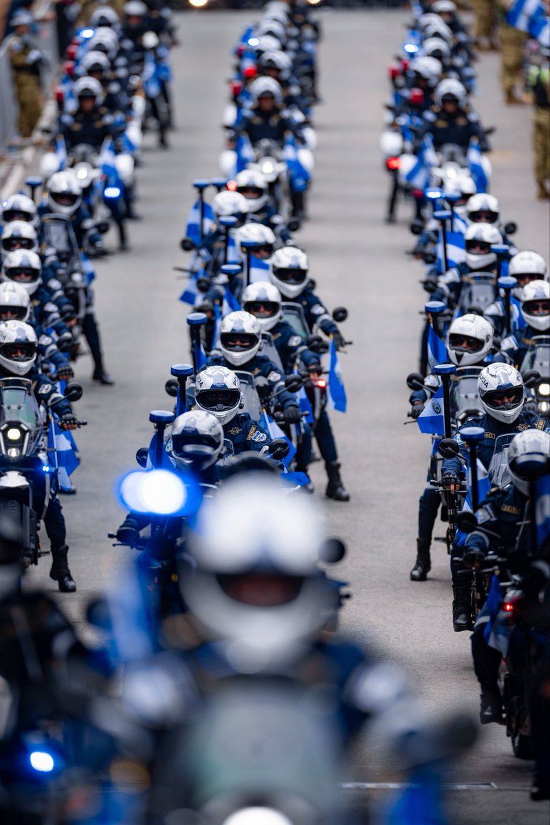 PNCSV's tweet photo. 🏍️⚡ Movilidad y tecnología para la seguridad de la población. 

La División de Tránsito Terrestre y sus unidades motorizadas cuentan con tecnología de vanguardia, fortaleciendo las capacidades de los policías para brindar una respuesta más ágil y oportuna.

Se incorporan también motocicletas eléctricas como parte de la modernización de los recursos, permitiendo realizar las labores de manera eficiente y contribuyendo al cuidado del medio ambiente.