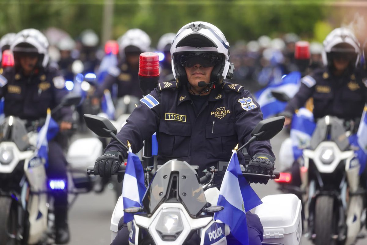 PNCSV's tweet photo. 🏍️⚡ Movilidad y tecnología para la seguridad de la población. 

La División de Tránsito Terrestre y sus unidades motorizadas cuentan con tecnología de vanguardia, fortaleciendo las capacidades de los policías para brindar una respuesta más ágil y oportuna.

Se incorporan también motocicletas eléctricas como parte de la modernización de los recursos, permitiendo realizar las labores de manera eficiente y contribuyendo al cuidado del medio ambiente.