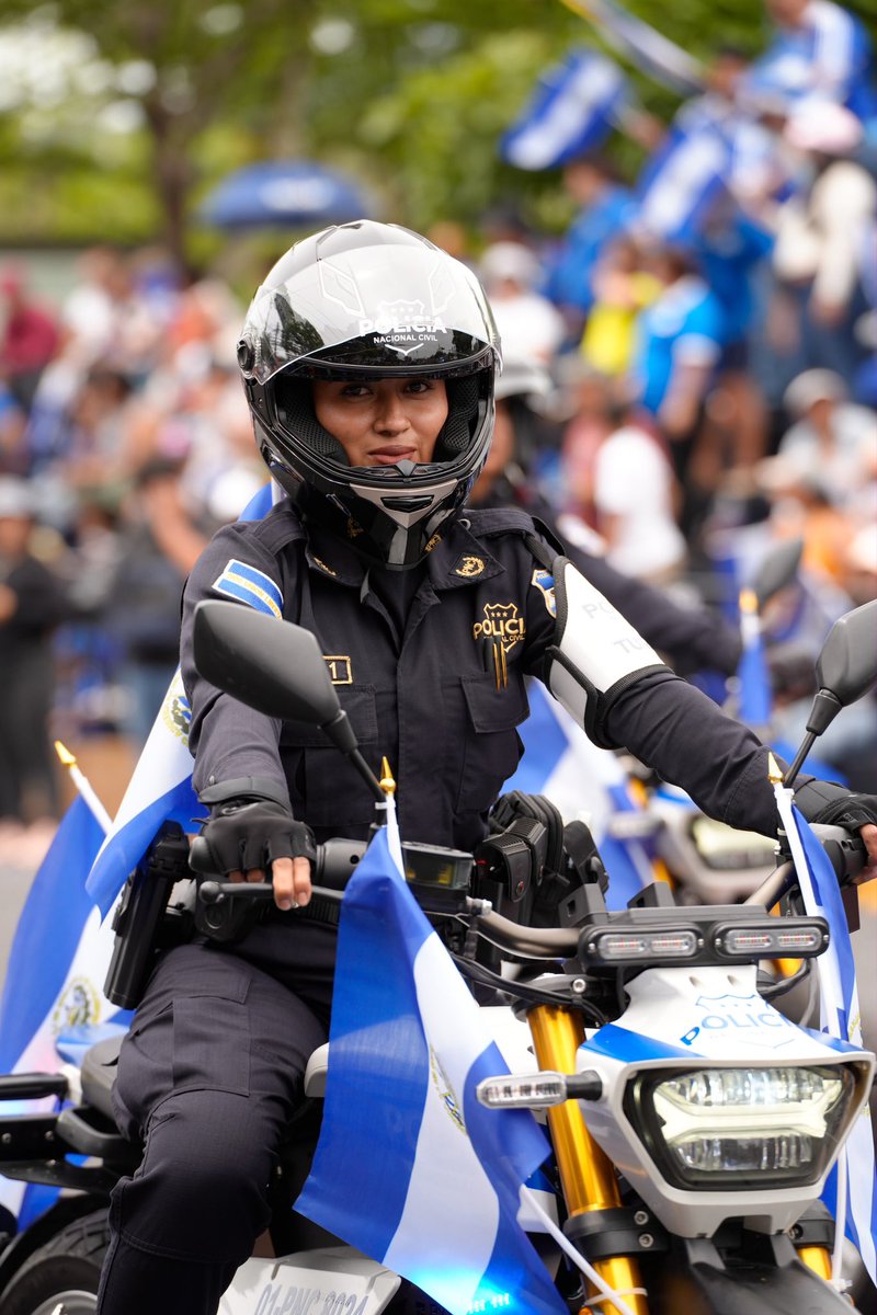PNCSV's tweet photo. 🏍️⚡ Movilidad y tecnología para la seguridad de la población. 

La División de Tránsito Terrestre y sus unidades motorizadas cuentan con tecnología de vanguardia, fortaleciendo las capacidades de los policías para brindar una respuesta más ágil y oportuna.

Se incorporan también motocicletas eléctricas como parte de la modernización de los recursos, permitiendo realizar las labores de manera eficiente y contribuyendo al cuidado del medio ambiente.
