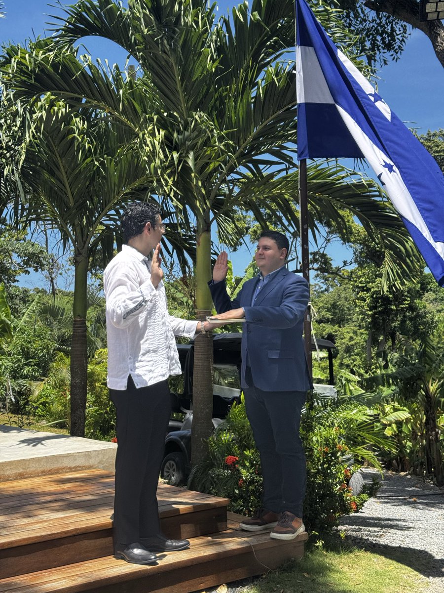 ProsperaZEDE's tweet photo. 🇭🇳 El abogado Alberto A. Hernández Franks fue juramentado en el cargo de Fiscal Civil de Próspera ZEDE, asumiendo la responsabilidad de hacer cumplir la ley en materia civil y administrativa dentro de esta jurisdicción especial de la República de Honduras. 

Abogado hondureño egresado de la Universidad Nacional Autónoma de Honduras, con Maestría en Derecho (LLM) de Penn State University y admitido a la Barra de Abogados del Estado de Nueva York. 

El Fiscal Civil lidera la aplicación de las Normas, Estatutos y Regulaciones de Próspera ZEDE: interpone acciones de cumplimiento (injunctions) ante el Proveedor de Servicios de Arbitraje por defecto, impulsa procedimientos de cobro forzoso de tributos, y vela por el respeto a las reglas que protegen la vida, la propiedad y el orden público dentro de la jurisdicción.

Próspera ZEDE reafirma su compromiso con una institucionalidad sólida, el Estado de Derecho y una gobernanza de excelencia al servicio del desarrollo económico de Honduras.