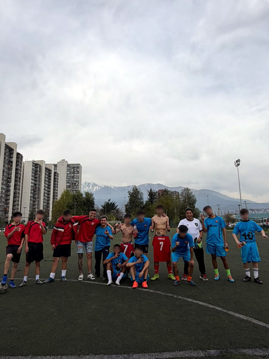 AcjCorporacion's tweet photo. ⚽️Jóvenes, profesionales y el futbolista Byron Saavedra compartieron una jornada en la Escuela de Fútbol ACJ donde el marcador pasó a segundo plano para poner la conversación en el centro.
Lee la nota completa aquí: 👇https://t.co/zEqlzYZByV https://t.co/vRCmtTo034