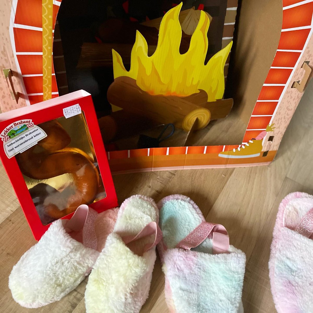 CarleneAndemda's tweet photo. Sinterklaas in Brabant

🎶 Come and see what I found in my unicorn slipper: a le-hetter of sausage bread 🎶 
Have a wonderful gift-giving evening! https://t.co/9sJKZYshZQ