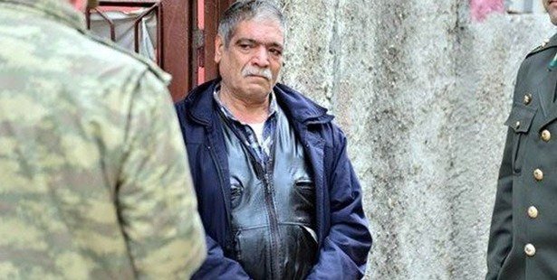 YelizzKoray's tweet photo. 2- Bu fotoğraf sadece şehit haberi alan bir babanın acısını anlatmaz mesela.
As duvara bak. 
Sana siyasetin de fakirligin de, düzenin de gelmişini geçmişini anlatsın.. https://t.co/WencMtfB4X