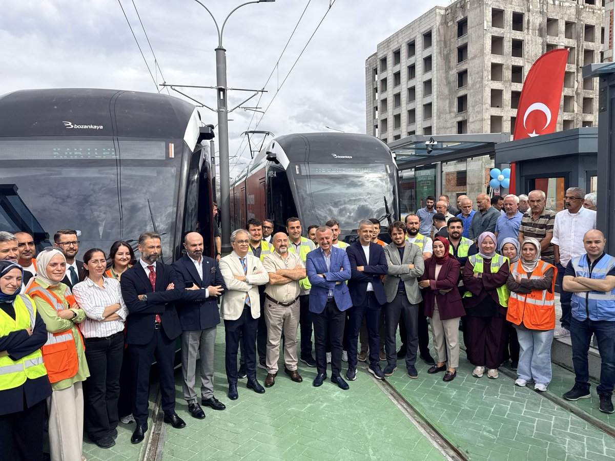 hayribaracli's tweet photo. Kocaeli’mizin raylı ulaşımında önemli bir yatırımı daha hizmete almanın mutluluğunu yaşıyoruz. 🚋

Kartepe Tramvay Hattımızda Kuplaj ve Peron Uzatma Projelerimizi hizmete aldık. Bu yatırımla hattımızın yolcu kapasitesini artırıyor, hemşehrilerimize daha hızlı, konforlu ve verimli bir ulaşım imkânı sunuyoruz.

Kocaeli’nin büyüyen ulaşım ihtiyacına bugünden karşılık veriyor, şehrimizin raylı sistem ağını adım adım güçlendiriyoruz.

#ŞehrimKocaeli
