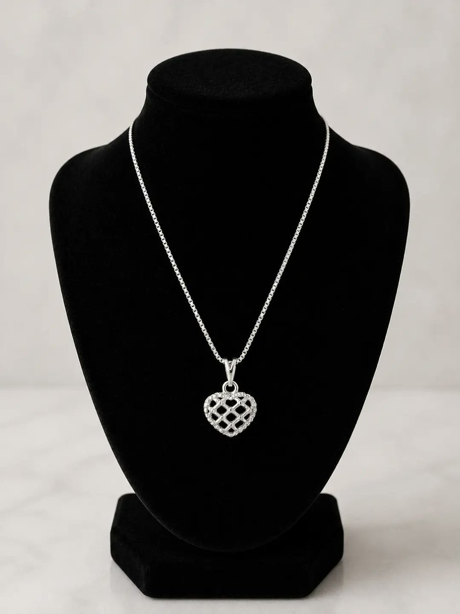 BusterArdqd's tweet photo. Embrace the delicate charm of our minimalist heart pendant necklaces and complete your look. https://t.co/Hat4dkjTPe