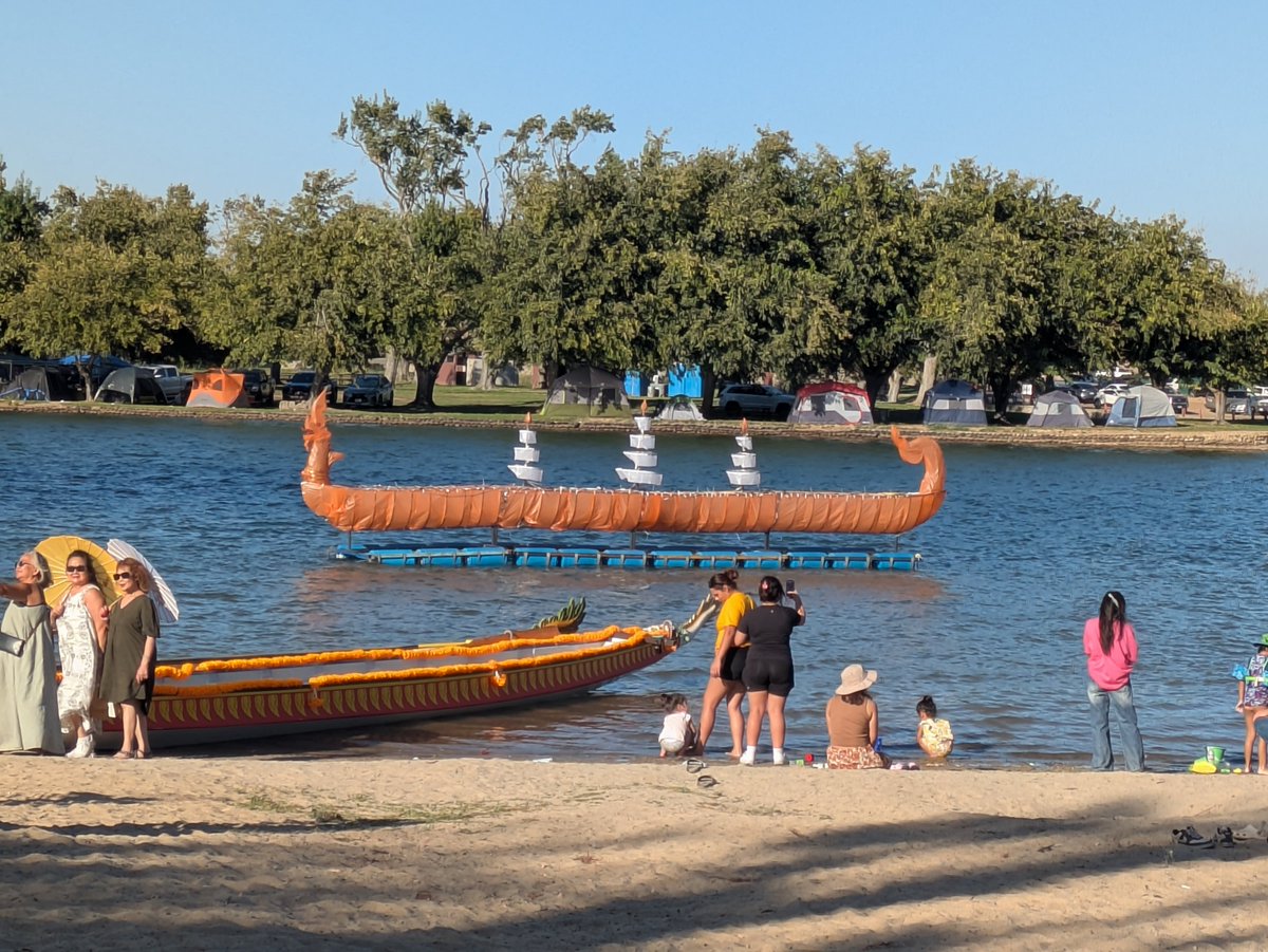 ngkngk's tweet photo. 週末はThe Lao Boat Racing Festivalに出かけた。ベンチの隣に座っていたほろ酔いのお姉さんに「日本人ですか」と話しかけられてびっくり仰天。この地域で日本人と会うなんて。ベイエリアから遊びに来た面白お姉さんだった。 https://t.co/DX5wwMRxQm