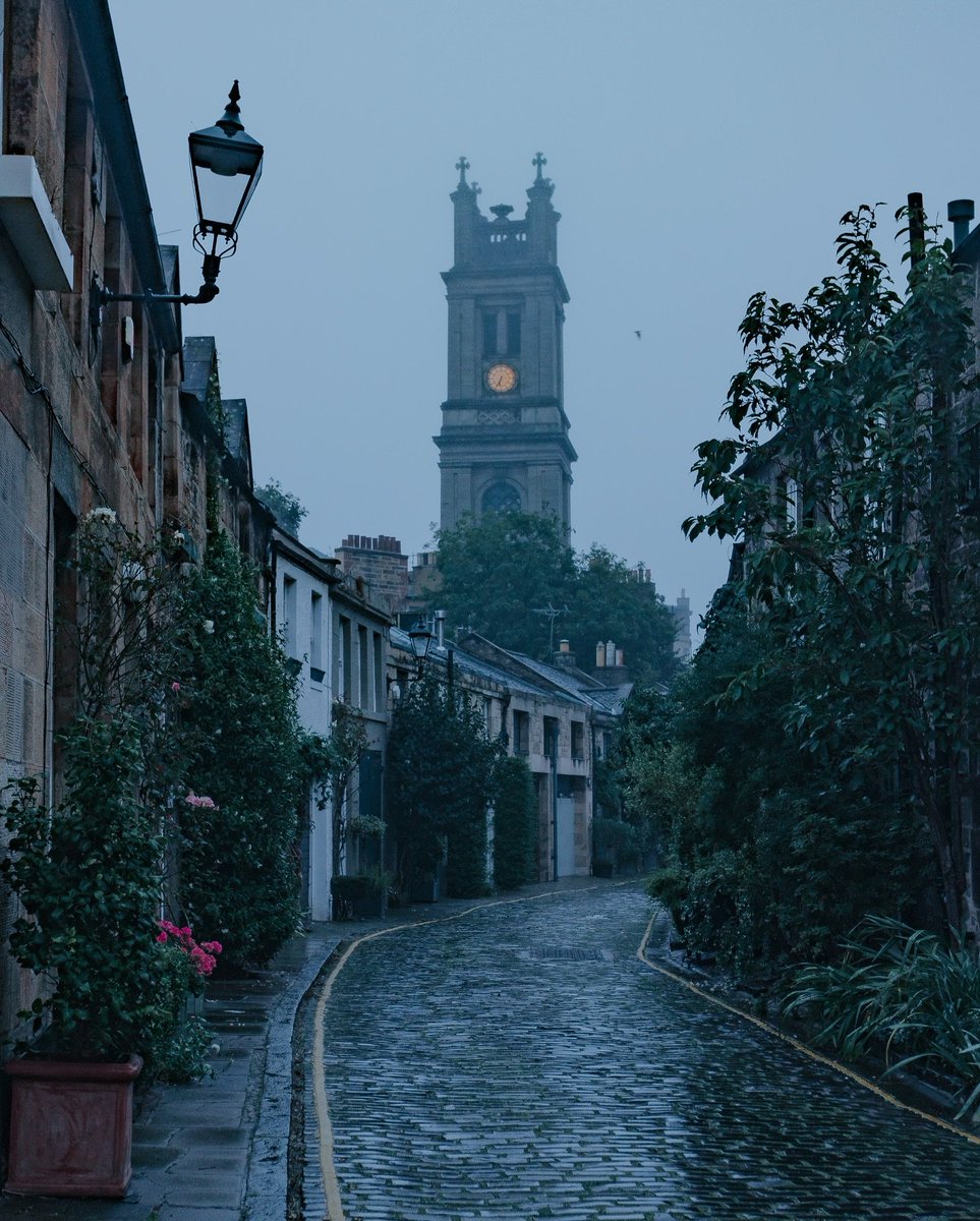 visualsofearth1's tweet photo. The gothic streets of Edinburgh, covered in rain 🌧 https://t.co/KtXikAiypJ