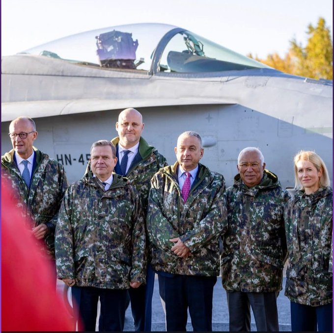 webaxvita's tweet photo. Die EU-Kloake reist extra nach Lappland, um sich in Camouflage-Jacken vor einen Kampfjet zu stellen… Weil nichts so glaubwürdig wirkt wie Politiker, die sich als Soldaten verkleiden
Peinlichkeit hat ein neues Level erreicht. 🫡

Putin wird jetzt sicherlich ängstlich, zitternd in seinem Bunker sitzen. 🤦‍♂️