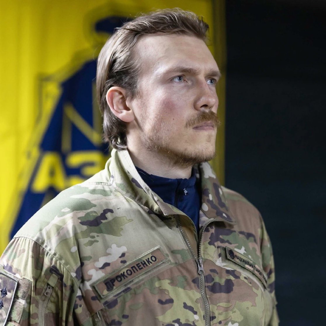 choucroute_67's tweet photo. ‼️Le général Denys Prokopenko, commandant du 1er Corps Azov, nous rappelle l’essentiel : l’Ukraine n’est pas seulement en train de se défendre. 
👉🏼Elle offre au monde occidental le bien le plus rare avant une guerre plus grande : du temps. Un temps à utiliser. Un temps à ne pas laisser passer.​​​​​​​​​​​​​​​​​​​​​​​​​​​​​​​​​​​​​​​​​​​​​​​​​​
⚠️Ce temps, il faut s’en servir pour former des armées, pour faire avancer les technologies. Parce que plus tard, ne pas l’avoir fait nous coûtera un prix terrible en sang et à chaque soldat. Que cette guerre n’atteigne jamais les frontières d’autres pays.
🛑Il rappelle aussi que la Russie ne se bat pas seulement contre l’Ukraine mais contre le monde civilisé.
Et s’il fallait une seule phrase pour tout retenir : si l’Ukraine cesse de résister, c’est cela qui attendra l’Europe! Un peuple qui tient encore, et qui, au lieu de se replier sur sa seule douleur, tend aux autres le temps qu’il est en train de payer très cher.💙💛