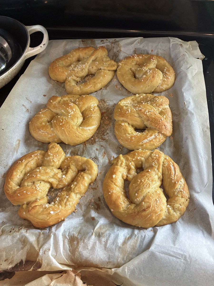 SteelyDanMxmlst's tweet photo. if you retire your wife she will start making you food while wearing tiny shorts. https://t.co/l5kap0Ue6F
